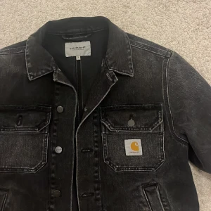 Carhartt jeans jacka - Carhartt WIP jeans jacka i modellen Stetson jacket som är nästintill helt oanvänd! I mycket bra skick, strl S herr men passar mig lite oversize xs/s ⭐️ nypris ca 2200kr🩷