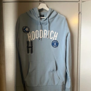 Hoodrich hoodie  - Blå Hoodrich hoddie i storlek L. Har en liten spricka vid fickan men det är inget som är synligt från långt håll 