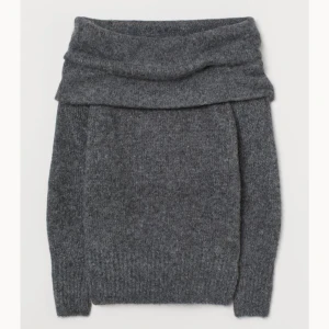 Off shoulder tröja  - Säljer dennna jätte fina stikade off shoulder tröja då den är för liten, den är i bra skick och inga tecken på andvändning har själv inte andvänt den. säljer för 200kr nypris 299kr💕