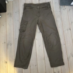Byxor - Säljer dessa baggy byxor från decathlon som ja köpte secondhand förra året. Dom är lite slitna och trasiga på vissa ställen. Dom har oxå en liten nagellacks fläck framtill. Skriv till mig om du hsr frågor elr behöver fler bilder💕