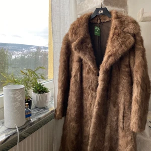 Vintage pälsjacka  - •kan gå ned i pris vid snabb affär!• Supervacker pälskappa med minkpäls från J.F Ljungqvist i toppenskick. Köpt second hand men tyvärr aldrig kommit till användning . Säljes i befintligt skick i storlek uppskattat till xs-s.
