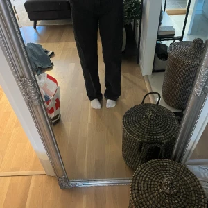 Högmidjade jeans - Bra sick, använd fåtal gånger, sann till storleken, loose straight passform