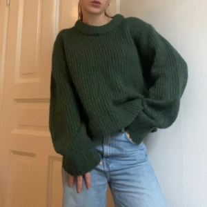grön stickad tröja - Grön stickad tröja i ull, mohair och polyesterblandning. Så snygg passform, verkligen lagom chunky! 🕺 säljer även likadan i vit/beige!