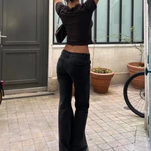 Alobha label jeans - Säljer mina snygga lågmidjade jeans från alobha label i storlek m, använda ett fåtal gånger (därav lite slitna nertill) men annars jättefina. Säljer då de inte passar, har sytt in ett resårband i midjan, men som lätt går att ta bort! Nypris 999kr🩷