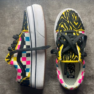 Ovanliga vans, knappt använda! - Ovanliga Vans med platå-sula. Endast använda en gång utomhus, så i nästintill helt perfekt skick!💖 De är i storlek 38. Säljer endast då de är en storlek för små för mig!