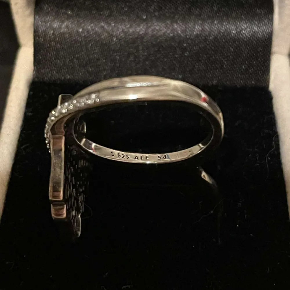 Pandora - Oak Leaf Double Ring, fint skick med silverstämpel (se bild 3) Nypris 125 $, mitt pris 550 kr. Kontakta mig gärna vid övriga frågor :). Accessoarer.