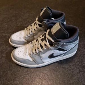 Jordan 1 - Jordan 1 mid light smoke grey St:42,5 (27cm) Sparsamt använda (nyskick).                                               Låda följer med