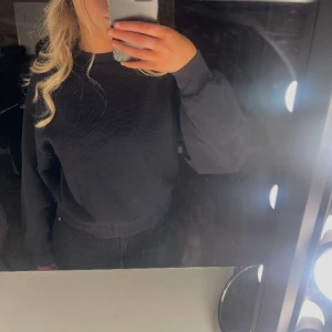 Sweatshirt  - Säljer denna snygga svarta sweatshirt ifrån Ginatricot i storlek xs, ganska använd men finns inga defekter och är i bra skick💞