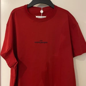 Maison margiela t shirt - Säljer en Maison Margiela t shirt som aldrig är använd. Köpt för 2599 på nk tags fina kvar. Mitt pris 1499.