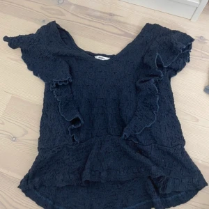 Marinblå top - Jätte fin marinblå top ! Använts några gånger pris kan diskuteras 