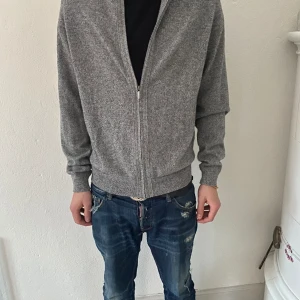 Fullzip Kashmir - Pure cashmere, riktigt najs, nyskick, inga defekter, fullzip. Säljer då den var lite för stor för mig. Pris kan diskuteras vid snabb affär! Hör av er vid intresse!
