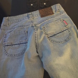 Lågmidjade jeans  - Skitsnygga lågmidjade jeans köpta second hand! Passar mig som brukar ha 29/34 i jeans. Skriv priv för frågor/mått🌷