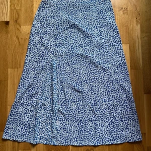 Kjol med blommor  - Väldigt fin, helt oanvänd 