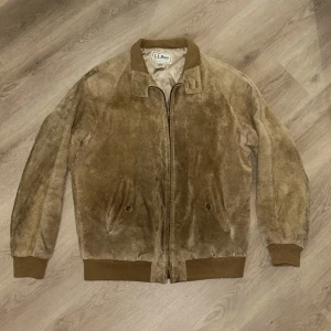 L.L bean USA vintage - Riktigt fet läderjacka i samma stuk som en Carhartt Detroit. Gjord i USA. Är typ mellan M och L i storlek. Priset är prutbart.