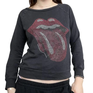 Tröja👄 - As snygg tröja med den klassiska munnen på🫦tror det är barnstolen men sitter som en xs-xxs 