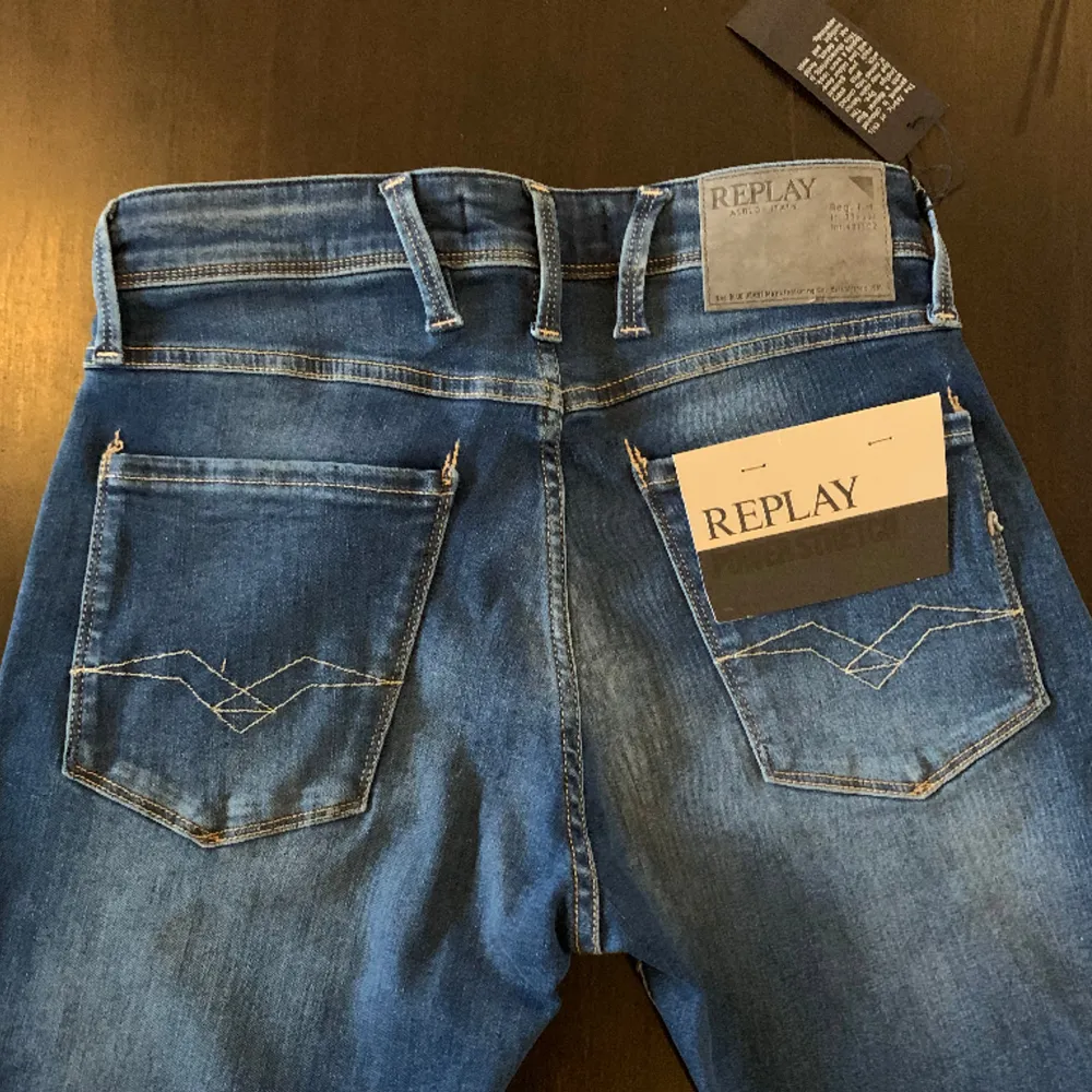HELT NYA! Ett par replay jeans som aldrig har varit använda och alla tags är kvar. Storlek 29/32 och nypris 1800kr. Modellen är anbass och passformen är slim fit.. Jeans & Byxor.