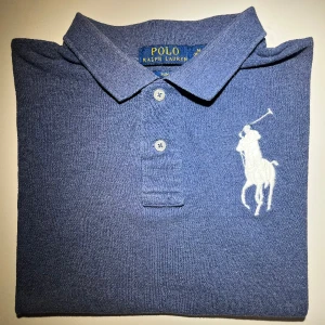 Ralph Lauren Piké  - Riktigt snygg Ralph Lauren piké i riktigt bra skick:(9/10). Den är sparsamt använd och nypris är 895 kr. Snygg nu till vår och sommar. Passar storlek Xs i vuxenstorlek. Köp fler i min profil och få mängdrabatt och fri frakt. Skriv för frågor! //Carl