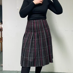 Rutig kjol  - Rutig kjol lång kjol. Skulle säga att storleken är 36 men att man kan klämma i sig den som en 38 också. Modellen är 165