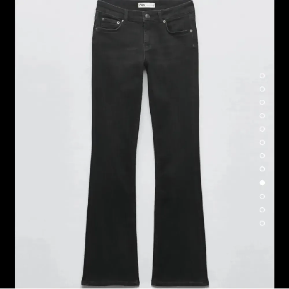 Lågmidjade Zara jeans i bra skick, säljer pågrund av att var lite för små 🙌🏼🩷. Jeans & Byxor.