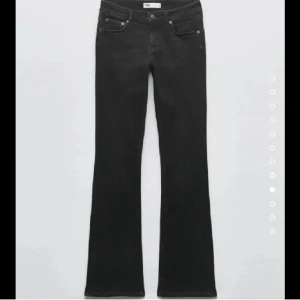 Zara jeans  - Lågmidjade Zara jeans i bra skick, säljer pågrund av att var lite för små 🙌🏼🩷