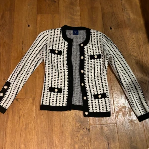 Veronica Virta Cardigan - Säljer min fina Veronica Virta Cardigan eftersom den inte kommer till användning!💕 använt den en gång! Jättebra skick! Vid snabb affär kostar den 1000 kronor 