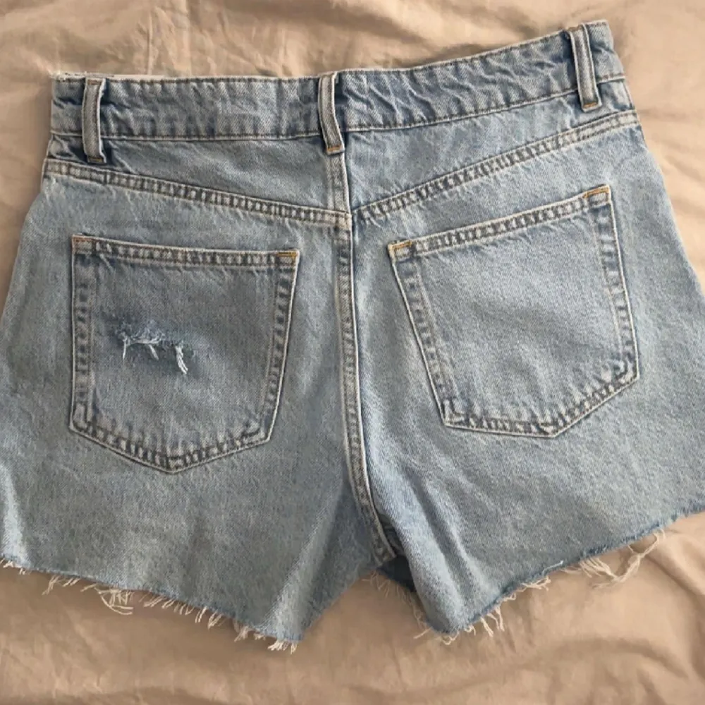 Fina shorts från hm med slits och den är nästintill i nytt skick pga att den inte passar. Ordiarie pris 249kr.. Shorts.
