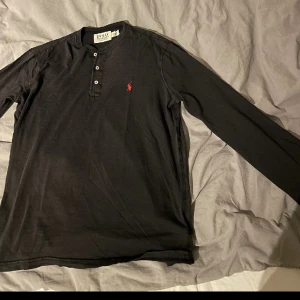 Ralph Lauren tröja - Ralph Lauren Longsleeve. Storlek S, kan passa M. Så gott som nyskick.  Nypris 1299kr, mitt pris 499kr