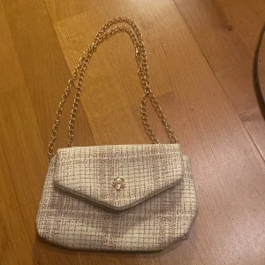 Väskor  - Helt nya, fåtal gånger använda  45kr för båda eller 1 bud  