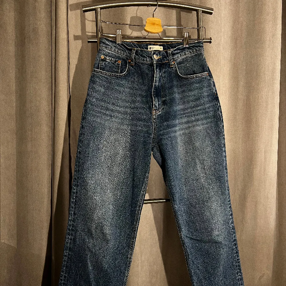 Ett par mörkblå jeans, straight fit i storlek 38. Bra passform fin denim färg.. Jeans & Byxor.
