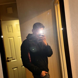 Super mysig vinter/vårjacka - Alpha industries jacka i nyskick. Jackan har innerficka på både sidor armficka och vanliga sidofickor. Köptes år 2021 på ett värde av 2999kr och den har legat sen dess. Otroligt bekväm eftersom den har ull överallt i jackan förutom armarna!