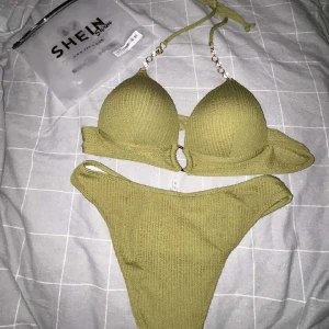Bikini  - Har 3 st bikini i samma modell men olika färger. Helt oanvända blev fel stolek o kan ej skicka tillbaka . 100kr/st 