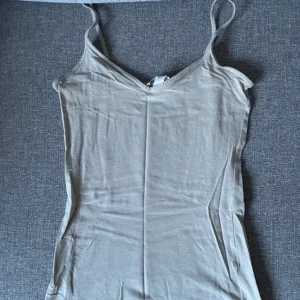 Linne  - Ett beige linne i storlek xs. Kommer inte längre till användning då plagget är för litet för mig. 💕💕