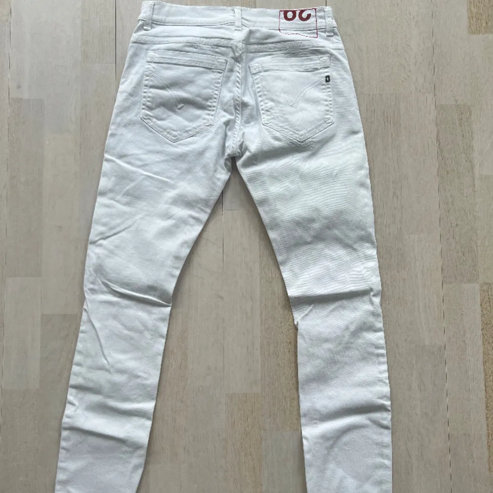 Vita dondup jeans med slitningar i modellen George! Storlek: 29. Jeans & Byxor.