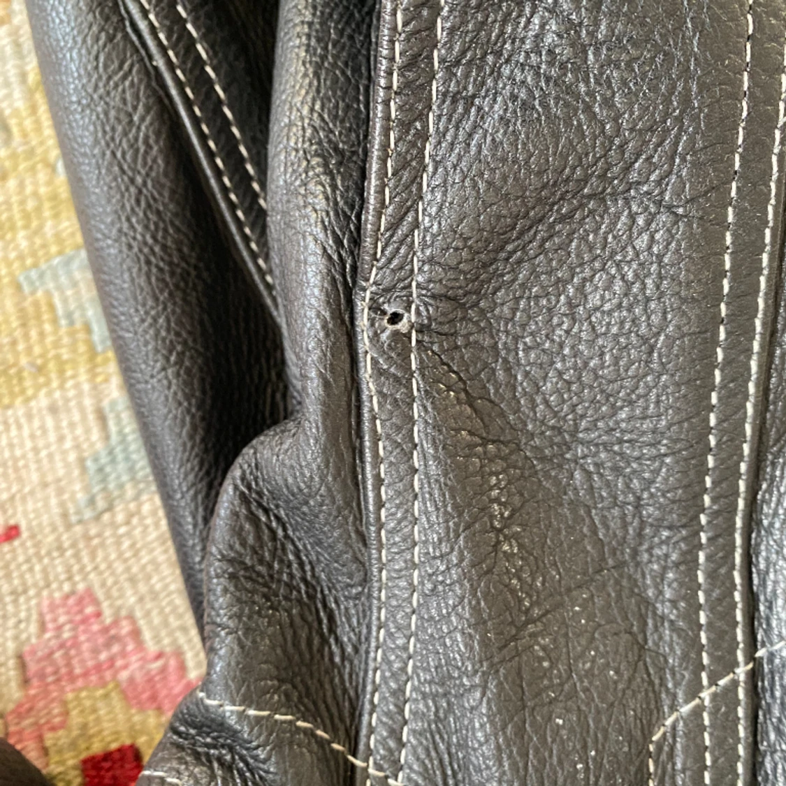 Originell läderjacka med avtagbar luva och vita sömmar - 91