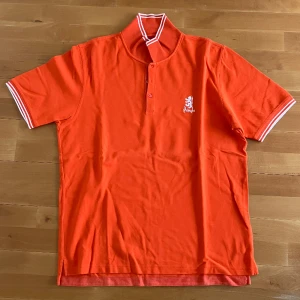 Orange Pringle pikè - Fräsch orange pikè till sommaren från märket Pringle of Scotland