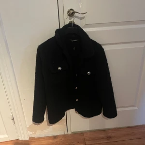 Teddy jacka med guldiga knappar - Fin teddyjacka med guldknappar från LASULA! Okänd storlek men passar M/L🙏säljes för 300 kr, pris kan diskuteras!💓