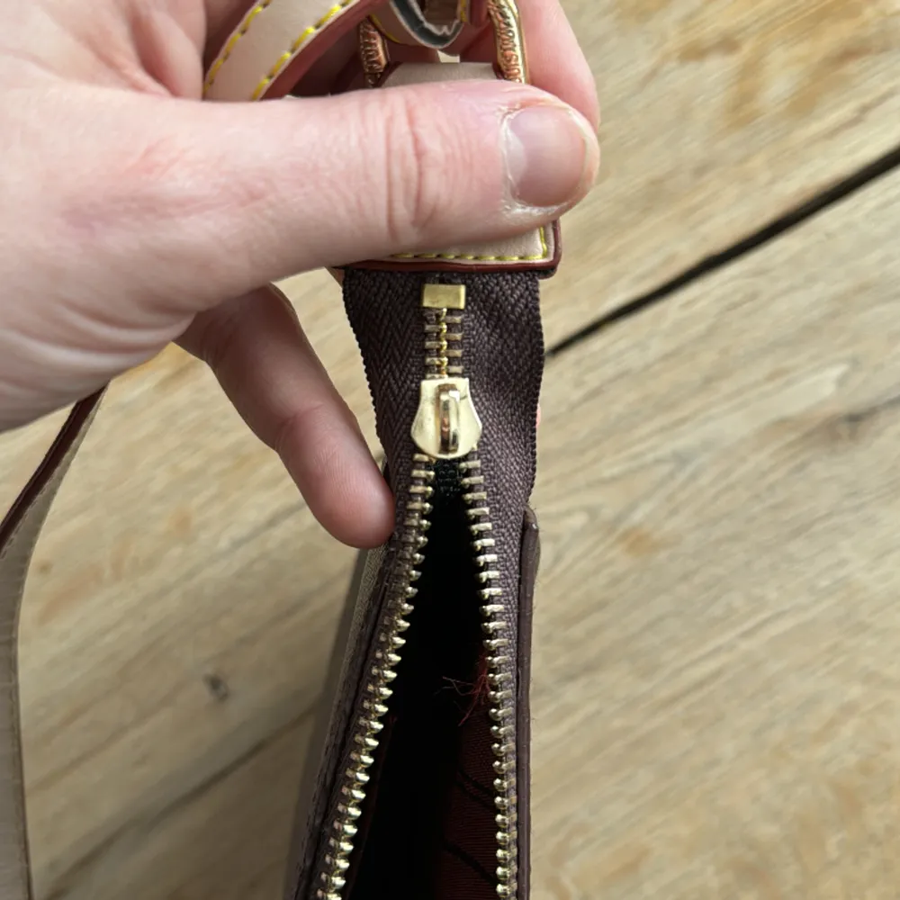 Louis Vuitton väska saknar detaljen vid dragkedja  Kopia så ej äkta . Väskor.