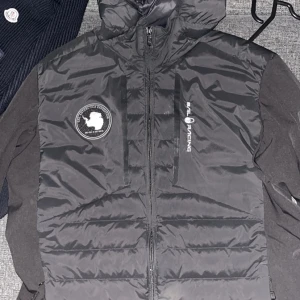 Sail racing Antartica Hybrid Hood - Köpte jackan för cirkus 2 år sen o har använt den enstaka gånger.  Skick: 9,5/10  Inga hål eller något sånt Nypris: 3500 (prislapps tagen finns kvar)  Mitt pris: 1500 svenska riksdaler 
