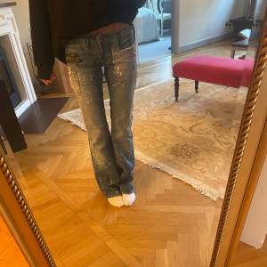 Såå coola jeans från Les Temps Des Cerises med färgstänk och dragkedjor. Endast använda ett fåtal gånger och i bra skick. Passar runt storlek 34. De är lågmidjade och raka.