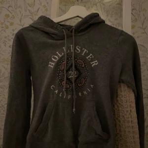 Hoodie från Hollister - Hoodie från Hollister, strl XS