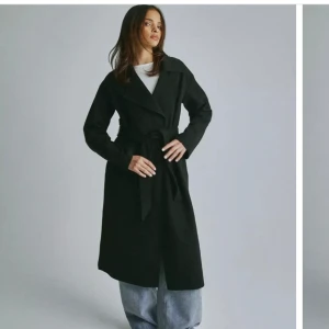 Kappa - Säljer denna grymt fina kappa från Nelly, helt oanvänd då jag köpt en annan💕 Modellen ”clean belted coat” köpt för 999kr, säljer för 699+ frakt💘💓💗
