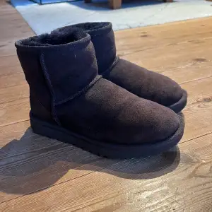 Äkta ugg skor mörkbruna. Skick 8/10! Köpta för 2000kr mitt pris 799kr