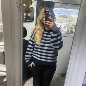 Randig tröja  - Blå grå randig tröja k stolen S säljer för den inte kommer till användning längre 🩷