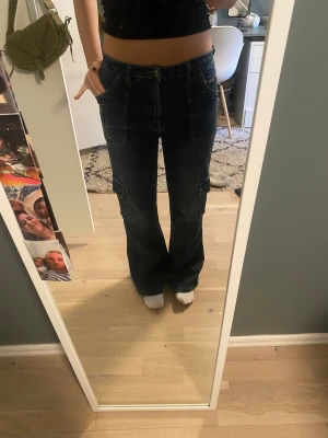 Lågmidjade cargo jeans - Jättenajs vintage lågmidjade/mid rise cargo jeans! Jätteviktig verkligen🥰🥰 Är 169cm lång som referens 🤗