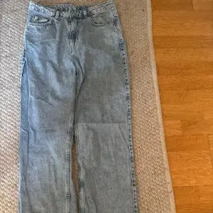 Raka blåa jeans från Weekday! Storlek 29/32 passar medium och längd 168-174 ungefär! Använd 1 gång bara så ser ut som nya! 