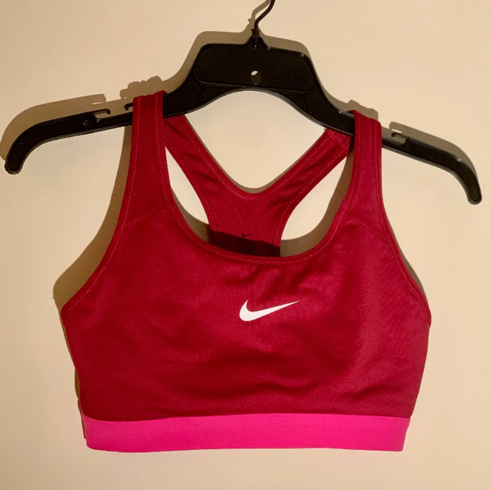 Snygg cerise sport-bh från Nike 💞Storlek S, tight passform. . Toppar.