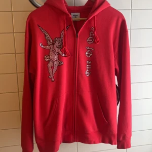 One of one hoodie - Tja, säljer nu min one of one hoodie ja köpte deras första dropp av färgen röd. Den är i bra skick och har alla stenar kvar. Strl M
