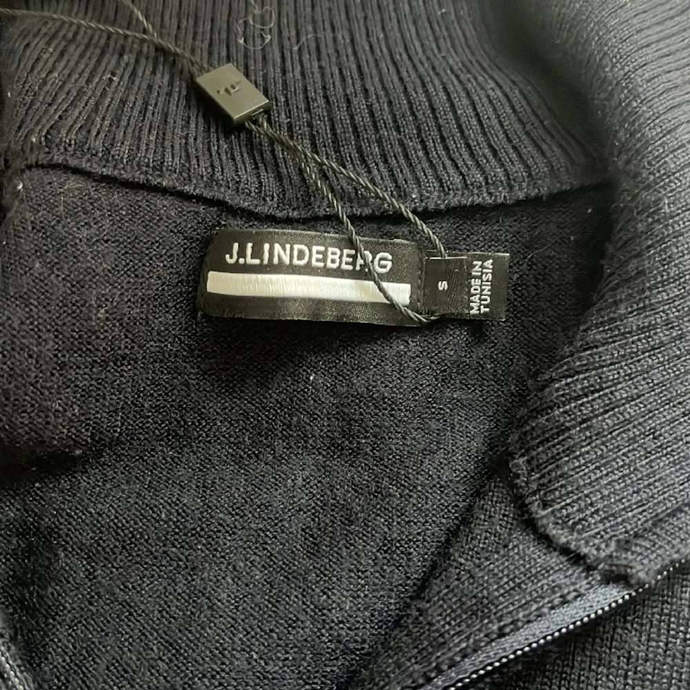 Säljer min j. Lindberg halv zip för att jag växt ur den  Helt ny skick bara använd under en utekväll Inga skador eller defekter 🙀🙀 Säljer tröjan betydligt billigare än original priset 🤑🤑. Hoodies.