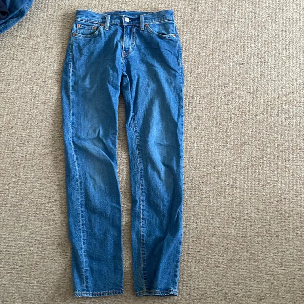 Ett par Levis 511 jeans i storlek 26/30, de sitter slim/regular. Skick 8/10. Dm för frågor eller funderingar:). Jeans & Byxor.