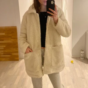 Fluff/pile jacka - Säljer denna fluffiga jacka från hm💕 Storlek M